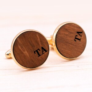 Personalisierte Holz Manschettenknöpfe Cufflinks, mit Gravur Initialen, Andenken Geschenk für Ihn Männer, Bräutigam Trauzeugen Jahrestag Bild 6