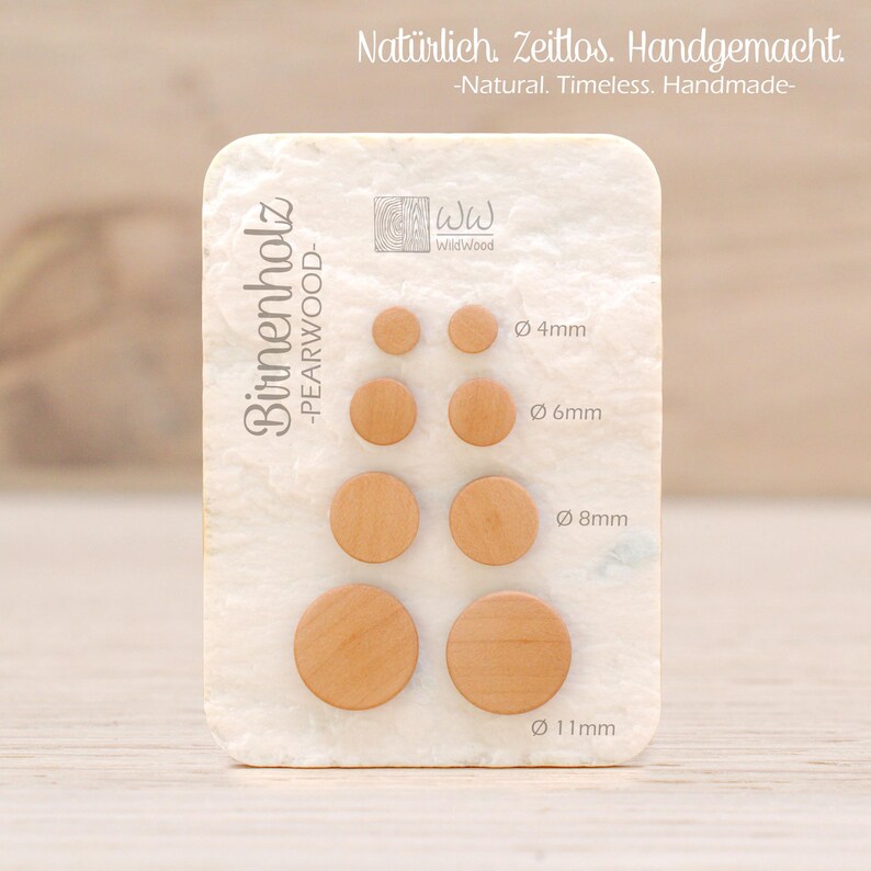 Minimalistische Holz Ohrstecker Nahaufnahme Maserung