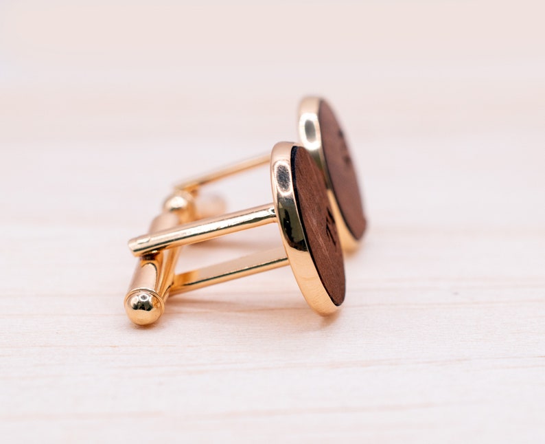 Personalisierte Holz Manschettenknöpfe Cufflinks, mit Gravur Initialen, Andenken Geschenk für Ihn Männer, Bräutigam Trauzeugen Jahrestag Bild 7