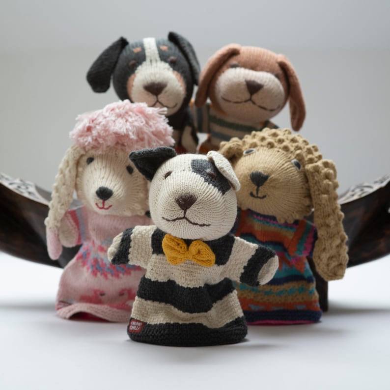Pu&ograve; includere: Cinque animali di peluche di lana, tra cui un barboncino, un cane, un cucciolo e altri due cani. Gli animali indossano tutti abiti diversi e hanno espressioni diverse.