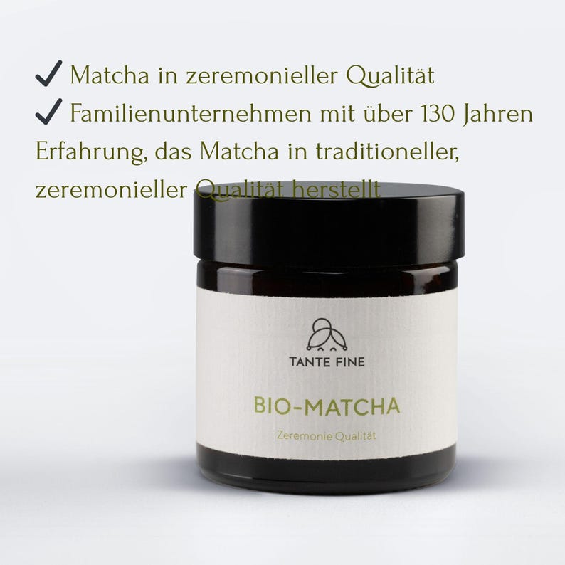 May include: A dark brown glass jar with a black lid and a white label. The label features a line-art logo of a person, the text TANTE FINE, BIO-MATCHA, and Zeremonie Qualit&auml;t. Above the jar, text reads Matcha in zeremonieller Qualit&auml;t.