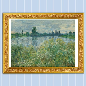 Op de afbeelding: Een landschapsschilderij in een gouden, sierlijke lijst. Het kunstwerk toont een rivierlandschap met bomen aan de horizon en groene bladeren op de voorgrond. De lucht is bewolkt met tinten grijs en blauw.