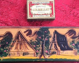 Vintage Boîte Plumier Bois Vernis décor Relief Gravé Boîte de 42 Plumes + Gomme + Porte-Plume Cie Générale Transatlantique +Crayon de cahier