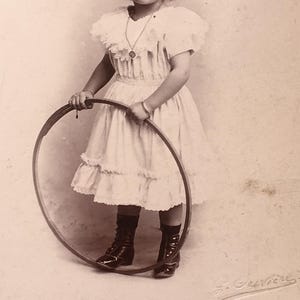 Sulle cartoline di Buon Anno e Buone Feste del 1900 sono incollate 3 super cartoline + foto grande del 1895 con vere cromature in rilievo