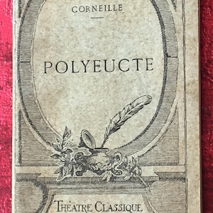 Puede incluir: Una portada de libro vintage con un borde adornado y una ilustración de pluma. El título es "POLYEUCTE" de Corneille. El libro forma parte de la serie "Théâtre Classique" publicada por Librairie Hachette.
