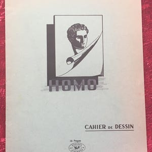 以下が含まれることがあります： 「HOMO」の文字が大きく、濃いグレーで書かれた、薄いグレーのノート。表紙には、古典的な胸像の白黒イラストと「CAHIER de DESSIN」の文字が描かれています。ノートは16ページです。