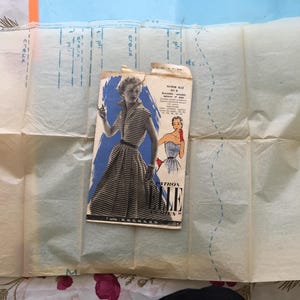 ELLE Va Bien Pattern / 461 D Corset spencer set + Pleated skirt 7 sizes: 38-40-42-44-46-48-50- Button front open collar.green-French Fashion