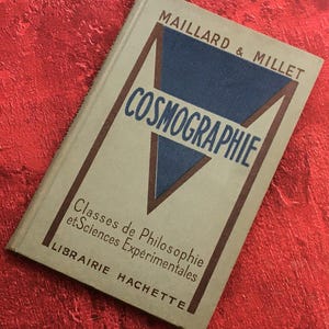 Könnte beinhalten: Ein Vintage-Buch mit dem Titel "Cosmographie" von Maillard & Millet. Der Buchumschlag zeigt ein blaues und braunes Dreiecksdesign mit dem Titel in weißen Buchstaben. Das Buch ist für Klassen der Philosophie und der experimentellen Wissenschaften. Es wird von Librairie Hachette herausgegeben.