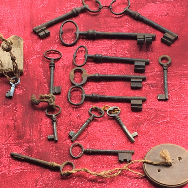 Médiéval Ferronnerie Clef-Set of  13 Keys,French country Castle,Iron Doorkey,Rusty old key,Massive rustic key,Large gift,château France 1850