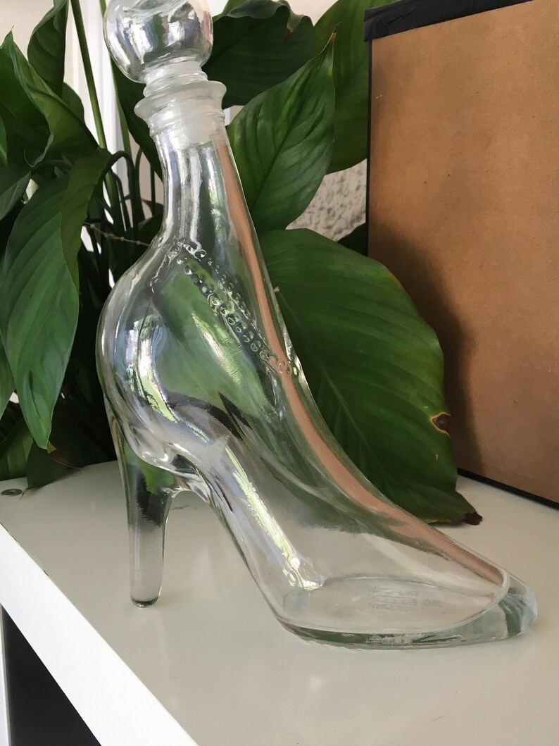 Carafe en verre à décanter en forme de Chaussure à talons a aiguilles de femme carafe à vin en verre Surprenez vos amis a table. image 1