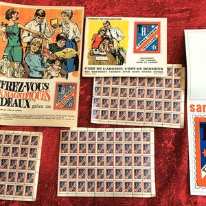 Peut inclure: Une collection de timbres vintage avec un motif rouge, blanc et bleu avec le texte "Timbre-Remise Tricolore" et une étoile. Les timbres sont disposés en grille sur un fond blanc. L'image comprend également une brochure avec le texte "Offrez-vous ces magnifiques cadeaux" et une brochure plus petite avec le texte "C'est de l'argent, c'est du bonheur".