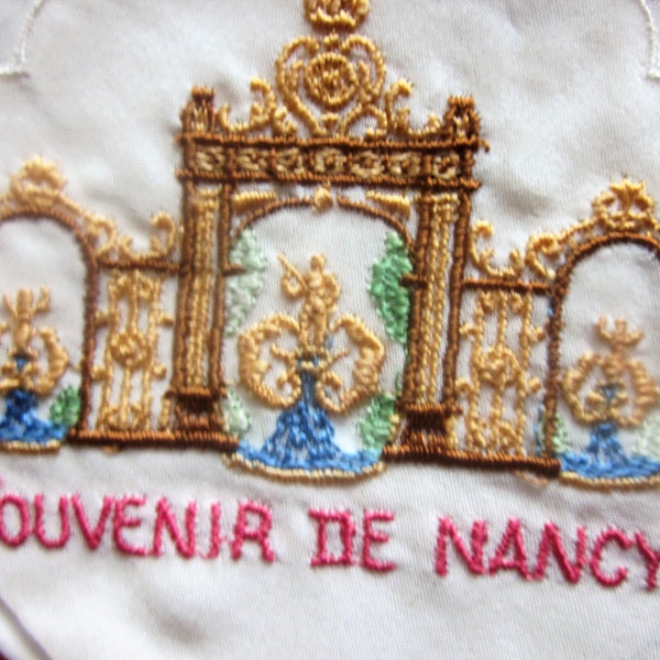 Vintage French Gold and red embroidered napkin NANCY Serviette de table brodée OR et Rouge Linge d'époque Dentelle-Tissu