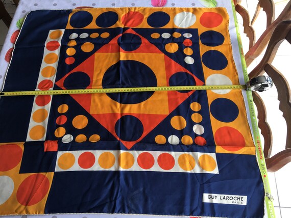 Foulard Vintage GUY LAROCHE En Soie - Made In Paris France - Occasion (État Correct Avec Signes D'Usure)