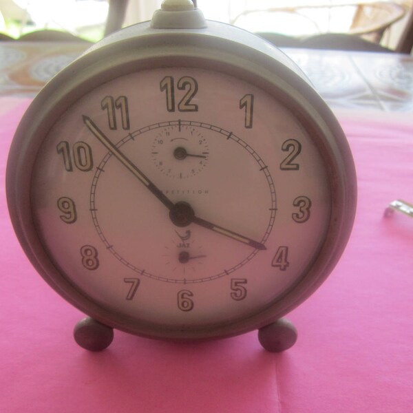 French Vintage alarm clock,JAZ Alarm clock,chrome silver mat,shabby chic ,Reveil à ressort aiguilles Fluo à réparer Ressort Bloqué Dring!!