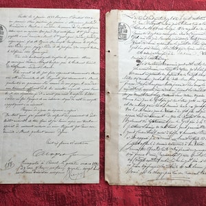 Peut inclure: Deux pages de documents manuscrits en français, avec un timbre sur la page de gauche. Les documents sont datés de 1888 et 1889. Le texte est en écriture cursive et est difficile à lire.