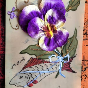 Ansichtkaart van 1 april - Celluloid-ansichtkaart met een stoffen bloem en viooltje gemaakt in Frankrijk Fantasiethema-raadpleging 1921