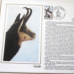 Peut inclure: Feuille de timbres-poste vintage représentant un Isard, un type de chèvre de montagne, de profil, avec de grandes cornes incurvées. La feuille comprend du texte, une église et d'autres timbres.