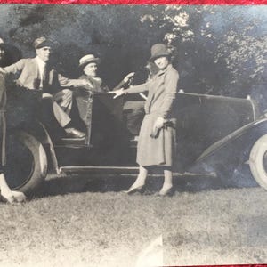 Seltene Paare vor einem Auto Automobil Citroën Cabriolet Mode 1920/30 Postkarte Foto RPPC Echtfoto Postkarte Frankreich ungewöhnlich