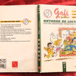 Może przedstawiać: Francuski podręcznik edukacyjny zatytułowany "Gafi le fantôme, Méthode de Lecture" dla uczniów 2 klasy. Okładka zawiera ilustracje z kreskówek przedstawiające dzieci i ducha. Książka zawiera ćwiczenia i przewodnik.