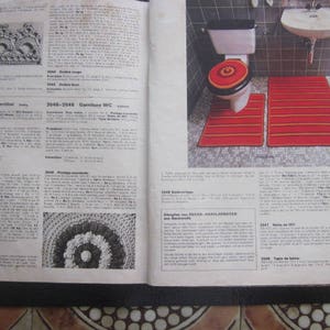Peut inclure: Une page d'un livre de modèles de crochet montrant un couvre-siège de toilette et deux tapis de bain. Les tapis sont rouge et blanc avec un motif rayé. Le couvre-siège de toilette est rouge et blanc avec un motif géométrique. La page comprend également des instructions pour crocheter les articles.