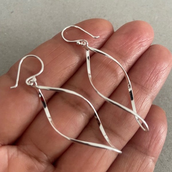 Boucles d'oreilles en argent sterling à feuilles torsadées, boucles d'oreilles longues en argent, cadeau pour la fête des mères