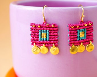 Esprit de voyage vibrant : boucles d'oreilles bohème chic en macramé avec éléments en or - Bijoux artisanaux artisanaux