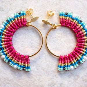 Pendientes de aro grandes con pequeñas perlas y cuentas de hematita - Pendientes festival micro macramé boho con colores morado y azul