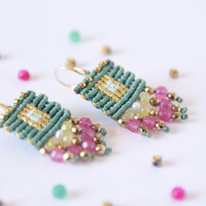 Peut inclure: Une paire de boucles d'oreilles en perles vertes et dorées avec des accents de pierres précieuses roses et jaunes.