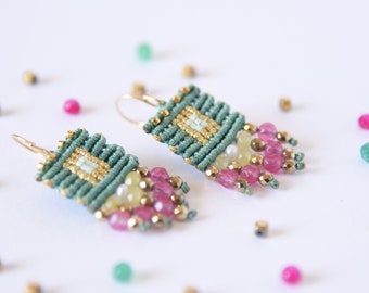 Green woven bohemian earrings made with pink agate and hematite beads - Micro macrame miyuki summer earrings