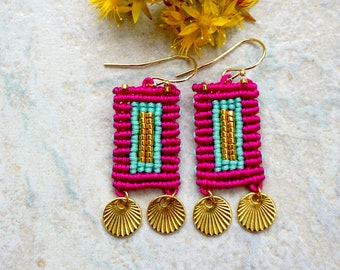 Micro macrame bohemian earrings made with amethyst and pearl beads - Blue gold woven earrings with gold miyuki seeds