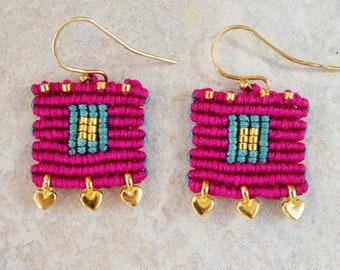 Magenta bohemian square earrings made with little gold plated hearts - Pink green and gold macrame earrings with gold miyuki seeds