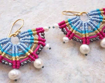 Boucles d'oreilles tissées en or rose bleu faites de perles de nacre et d'hématite - Boucles d'oreilles bohèmes micro macramé colorées