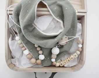 Coffret de Naissance Cadeau de naissance personnalise (bavoir, attache tetine personnalise, collier de potage, valisette)