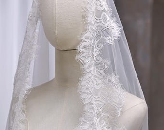 Lace Edge Mantilla Veil, Floral Spanish Eyelash Lace Veil, Scalloped Chantilly Cathedral Veil, Custom Ivory Veil, 1 Tier Soft Veil with Comb