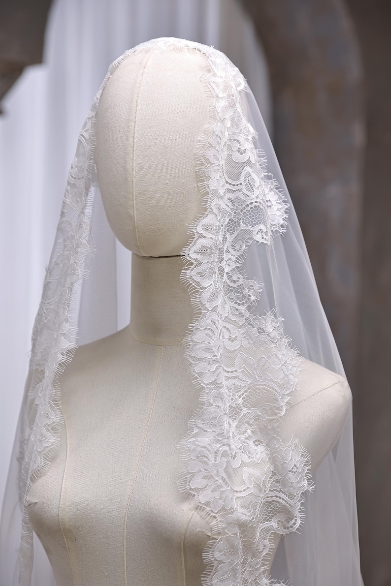 Lace Edge Mantilla Veil, Floral Spanish Eyelash Lace Veil, Scalloped Chantilly Cathedral Veil, Custom Ivory Veil, 1 Tier Soft Veil with Comb