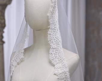 Eyelash Trim Mantilla Wedding Veil with Lace Appliques, Handcrafted 1 Tier Bridal Veil with Floral Lace Edge, Fingertip Veil with Comb Long