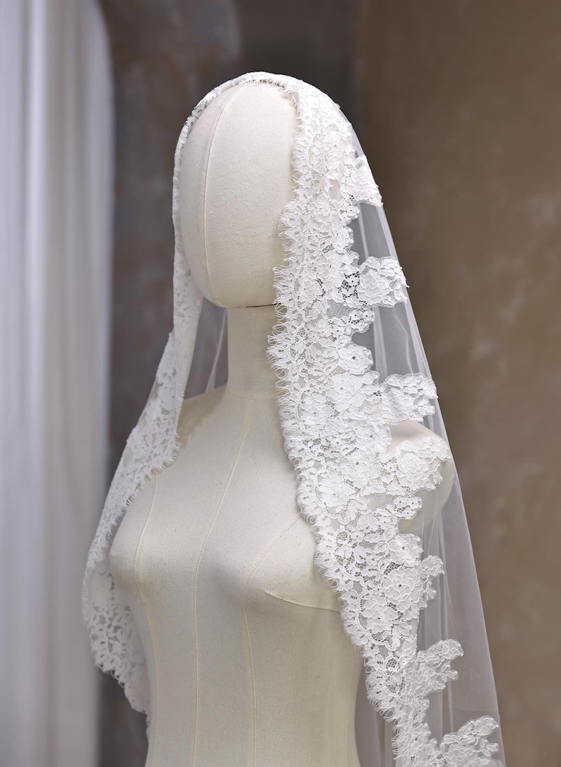 Mantilla Bridal Veil, Soft Spanish Eyelash Lace Veil, Scalloped Chantilly Floor Wedding Veil, Lace Trim White Veil, 1 Tier Mantilla Veil