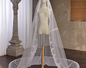 Mantilla Bridal Veil, Soft Spanish Eyelash Lace Veil, Scalloped Chantilly Cathedral Veil, Lace Trim Ivory Veil, 1 Tier Mantilla Veil Comb