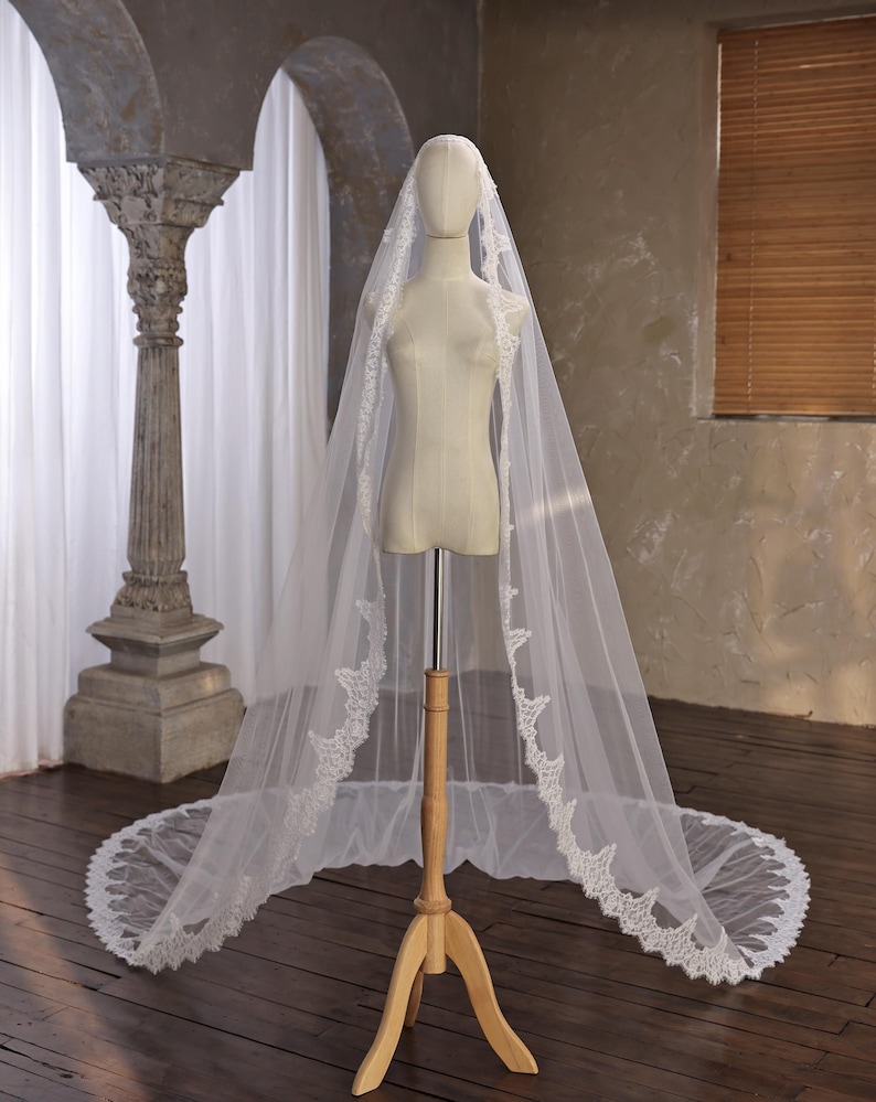 Mantilla Bridal Veil, Soft Spanish Eyelash Lace Veil, Scalloped Chantilly Cathedral Veil, Lace Trim Ivory Veil, 1 Tier Mantilla Veil Comb