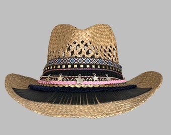 Chapeau de cowboy bohème gris et rose. Fait main par Ibiza Capatchos.