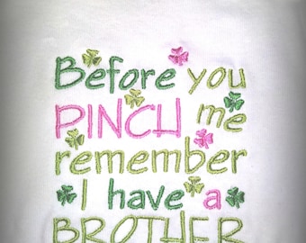 Camiseta divertida para niños del Día de San Patricio. Antes de que me pellizques, hermano. Camisetas y monos bordados del Día de San Patricio. Tréboles verdes y rosas.