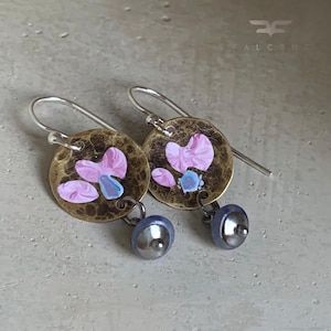 真鍮、スターリングシルバー、ソーダライトのイヤリング「雨の中の花」 • 花のモチーフを手描きした職人のジュエリー • エナメルイヤリング。