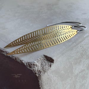 Pendientes de plumas de latón y plata de ley "Bailando con el viento" • Joyería moderna hecha a mano para usar a diario.