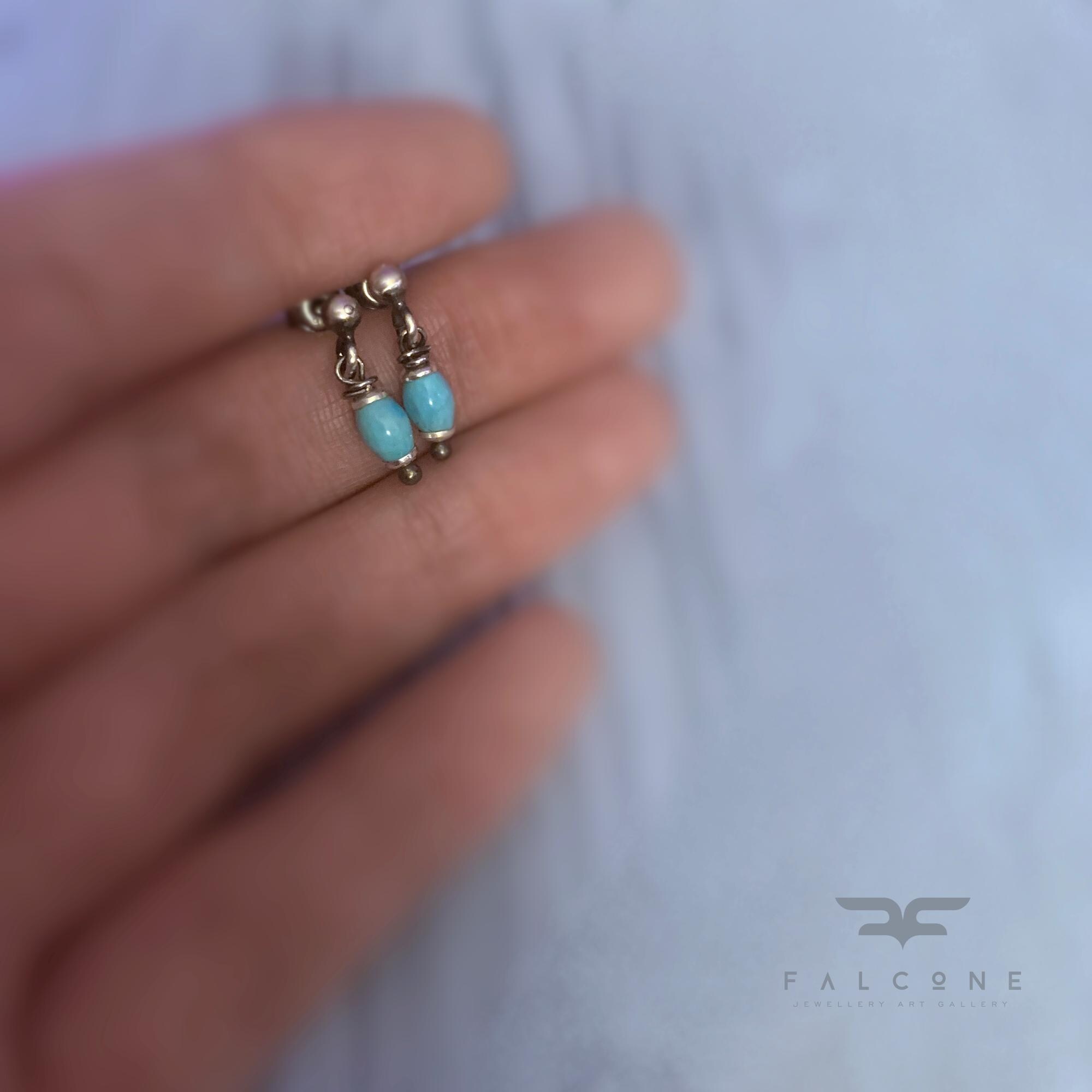 Orecchini a bottone in argento sterling con turchese – Piccole gocce blu • Gioielli artigianali con pietre preziose • Delicati orecchini color cielo. - Italia