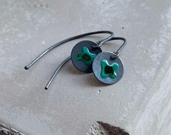 Emaljerade örhängen i sterlingsilver "Vildblommor - Turkosgrön & Svart" • Handgjorda handmålade smycken.