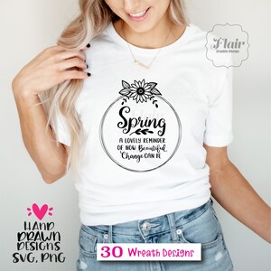 K&ouml;nnte beinhalten: Ein wei&szlig;es T-Shirt mit einem schwarzen grafischen Design einer Blumenkrone mit dem Text "Spring A lovely reminder of how beautiful change can be".