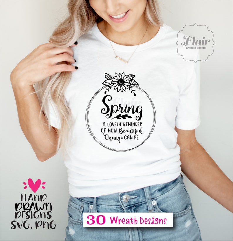 K&ouml;nnte beinhalten: Ein wei&szlig;es T-Shirt mit einem schwarzen grafischen Design einer Blumenkrone mit dem Text "Spring A lovely reminder of how beautiful change can be".