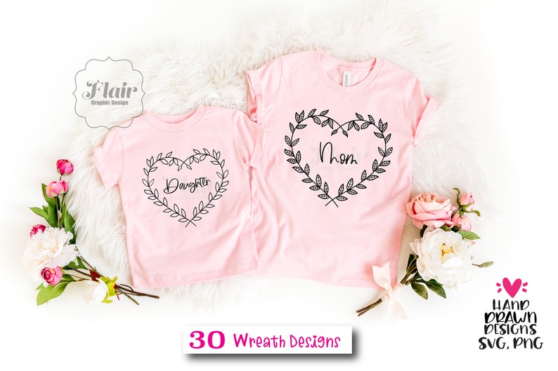 K&ouml;nnte beinhalten: Zwei rosa T-Shirts mit schwarzen floralen Herzdesigns. Das gr&ouml;&szlig;ere Shirt sagt "Mama" und das kleinere Shirt sagt "Tochter".