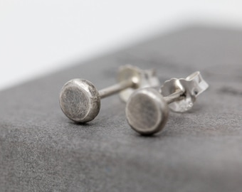 Sterling Silber kleine Scheibe Ohrringe, Mini Dot Ohrstecker, minimalistische rustikale Ohrringe, Unisex Ohrstecker, Herren Ohrringe, Geschenk für ihn oder sie