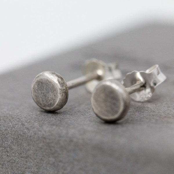 Sterlingzilveren kleine schijfoorbellen, mini-dot-oorknopjes, minimalistische rustieke oorbellen, unisex stekers, herenoorbellen, cadeau voor hem of haar